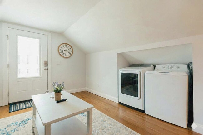 Building Photo - 905 Hill St