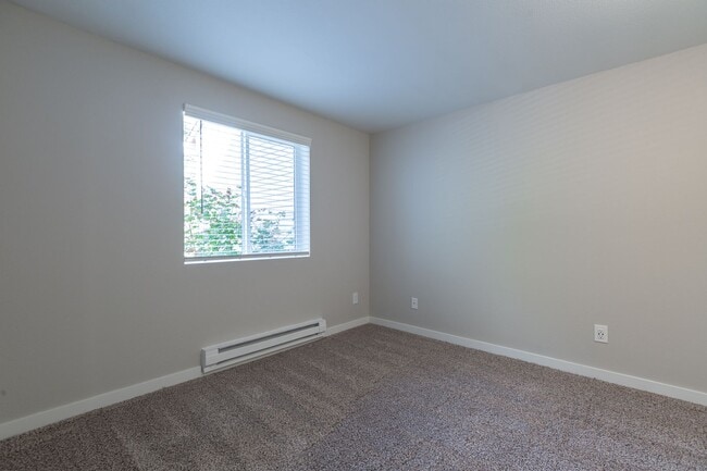 Building Photo - Spacious Newly Renovated Two Bedroom One Bath! $1000 Off Your First Full Month!