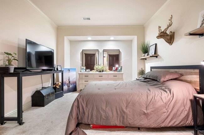 Building Photo - Fully-Furnished Luxurious Home in Nevillewood