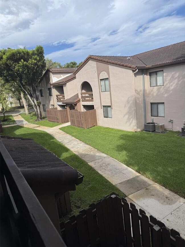 Building Photo - 8999 SW 123rd Ct