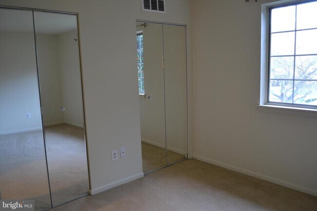 Building Photo - 1523 Colonial Dr