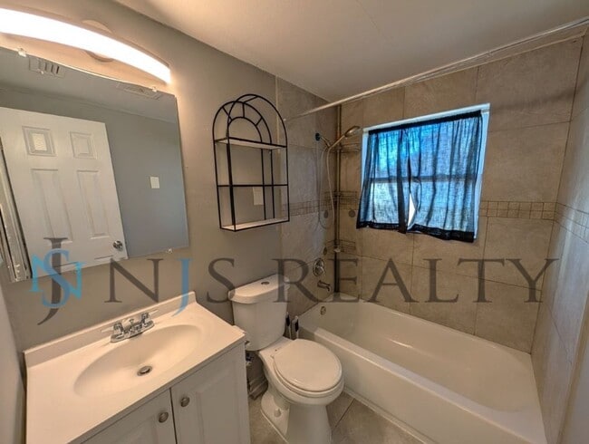 Building Photo - Fabulous 3/1/1 980 Sq. Ft. with NEW AC, NEW flooring, UPDATED kitchen & bath with GRANITE counter...