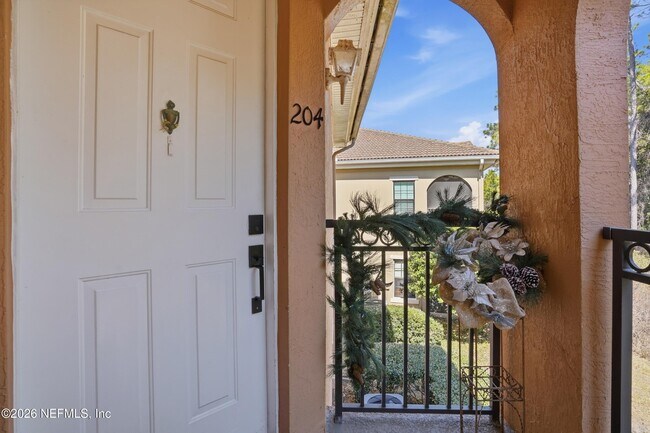 Building Photo - 450 La Travesia Flora