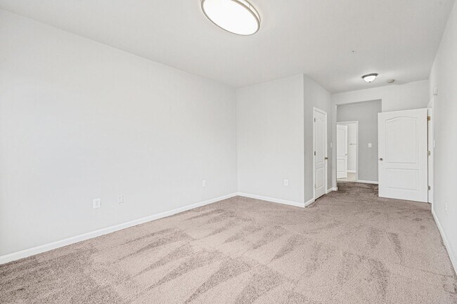 Building Photo - Great 2 Bedroom; 2 Bathroom condo in Manas...