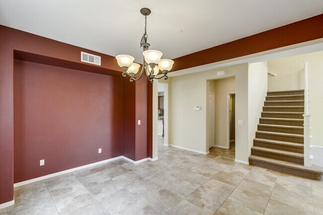 Building Photo - Beautiful Sky Ranch home with Spectacular Views!