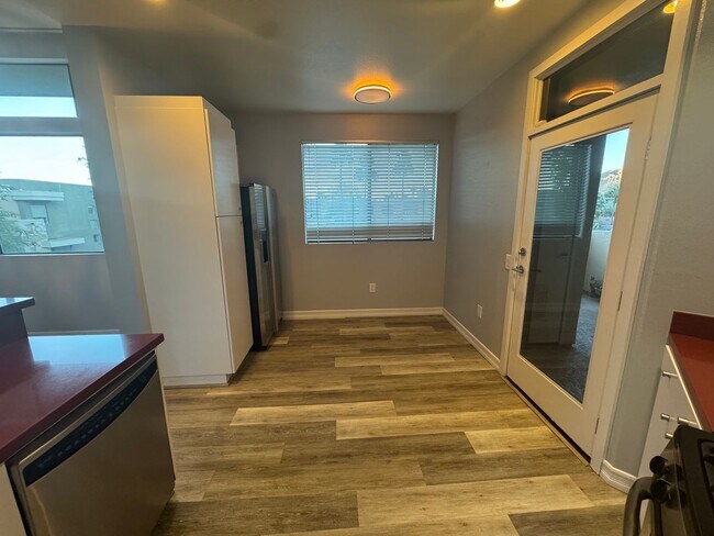 Building Photo - 810 E Palm Canyon Dr