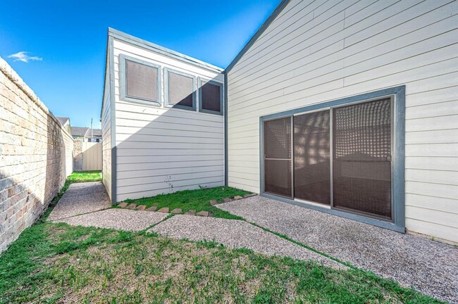 Building Photo - 10626 Sandpiper Dr