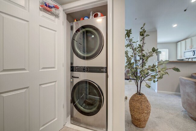 Building Photo - Tastefully updated 2-bedroom, 2-bath condo