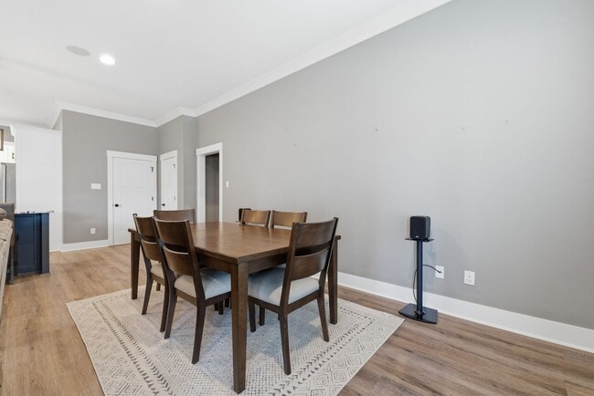 Building Photo - 3 Bedrooms Plus an Office & Sun room