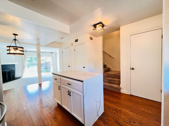 Building Photo - Move-in Ready 2BD/2.5BA Townhome in Westsi...