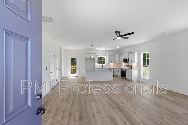 Building Photo - 408 Legends Court