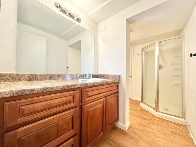 Building Photo - Modern and Spacious Duplex Style Home with...