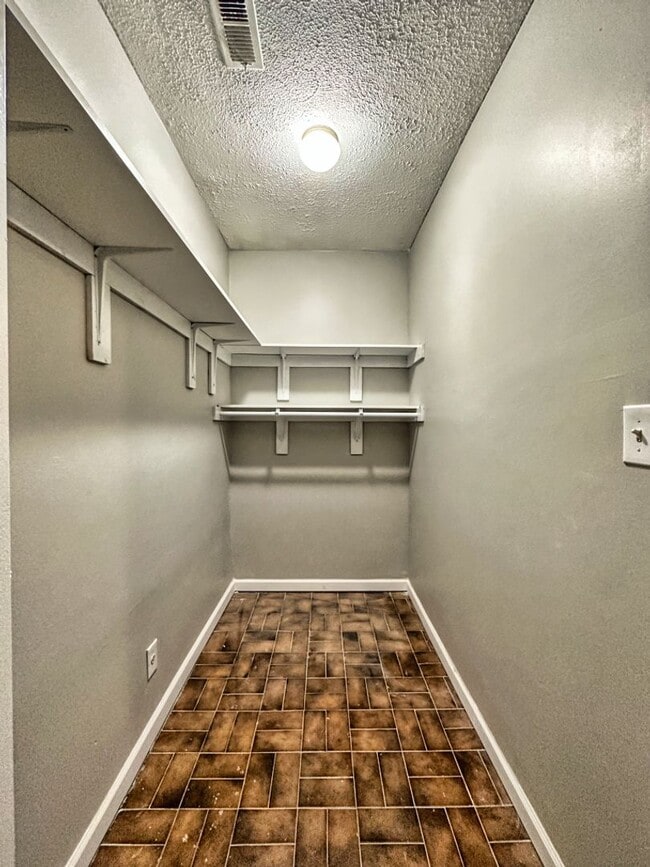 Building Photo - 3 bed 1 bath located on the East Side