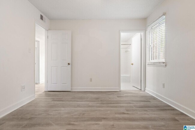Building Photo - 2409 Arlington Crescent