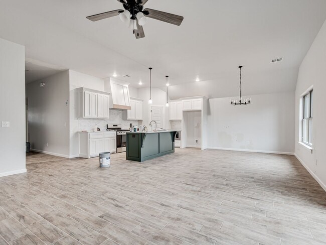 Building Photo - Newer Home in Moore!