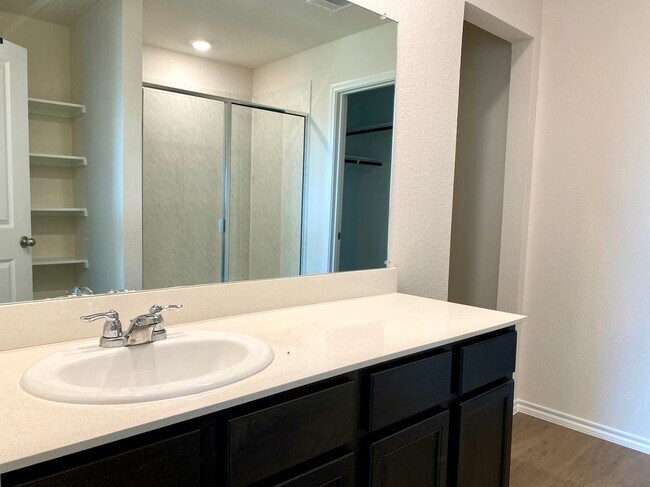 Building Photo - 5111 Knob Hl Dr