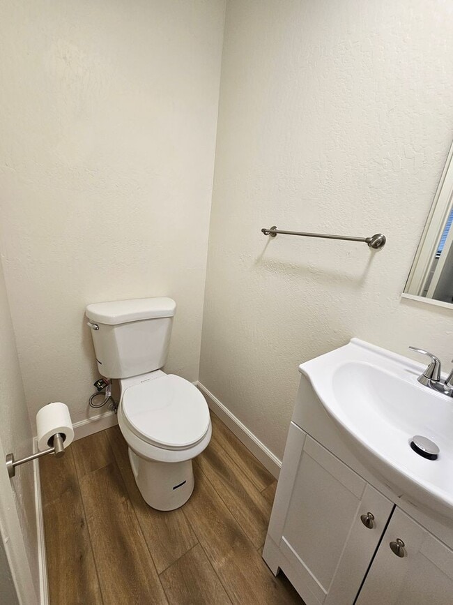 Building Photo - Newly Renovated Townhome Close To UNR - Central Air
