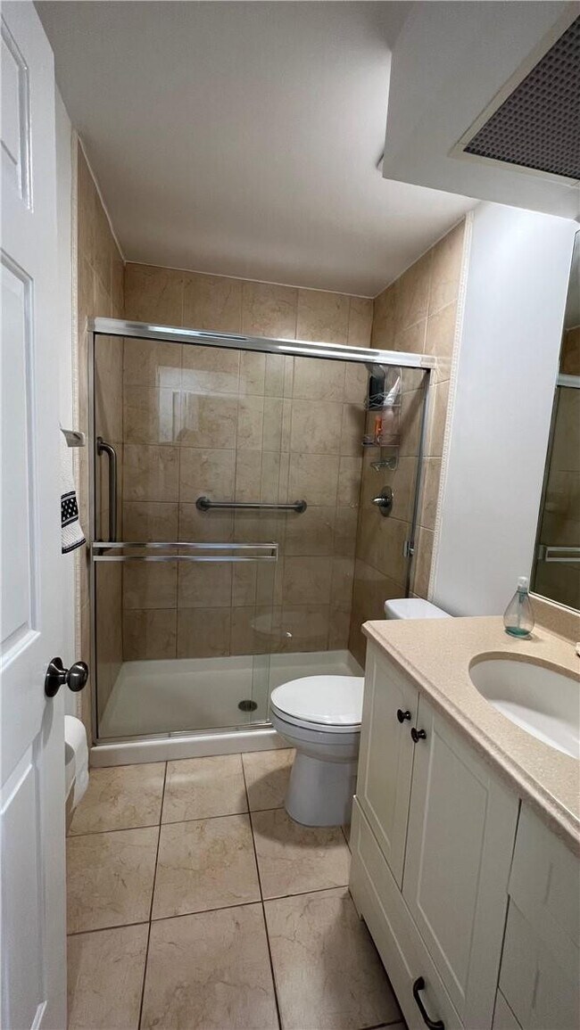 Building Photo - 5580 Coach House Cir