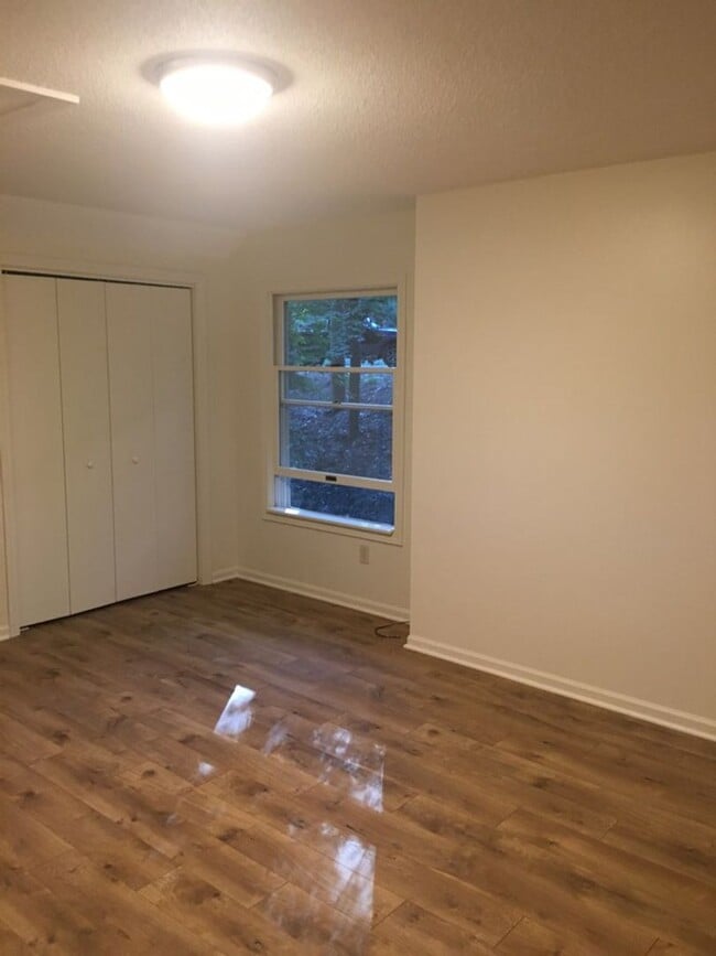 Building Photo - SPACIOUS 2 BEDROOM IN HOLIDAY HILLS AREA
