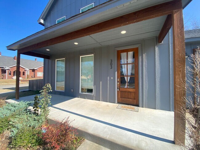 Building Photo - Stunning 3 bed 2.5 bath for rent in Coweta!!