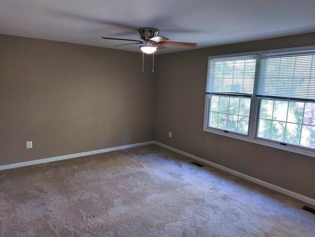 Building Photo - Inviting Townhome in Sterling with Spaciou...