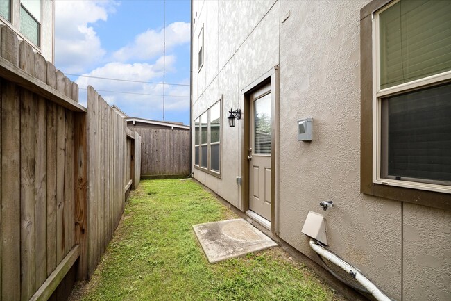 Building Photo - 430 N Live Oak St