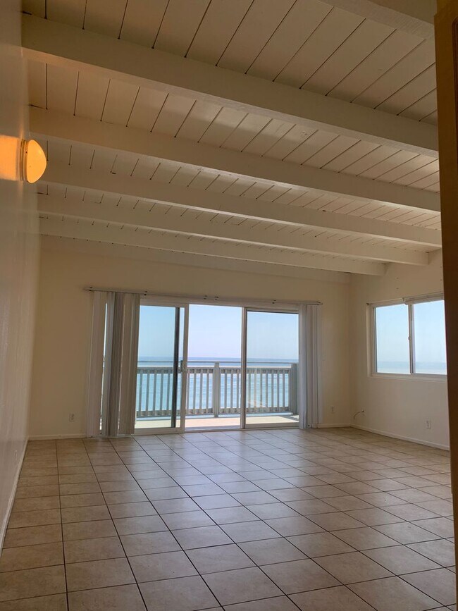 Building Photo - 6525 Del Playa Dr