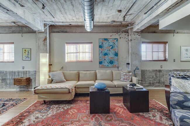 Building Photo - 1209 N Harvey Ave