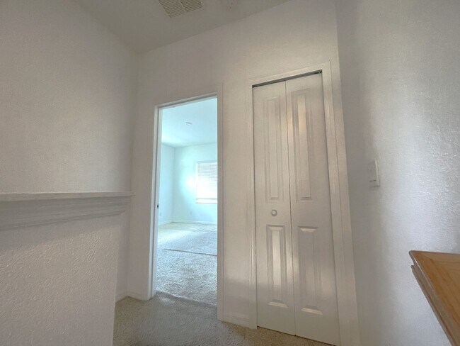 Building Photo - Charming 2-Bed, 2 and half-Bath Townhouse ...