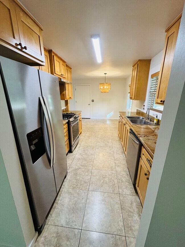 Building Photo - 700 E Edna St