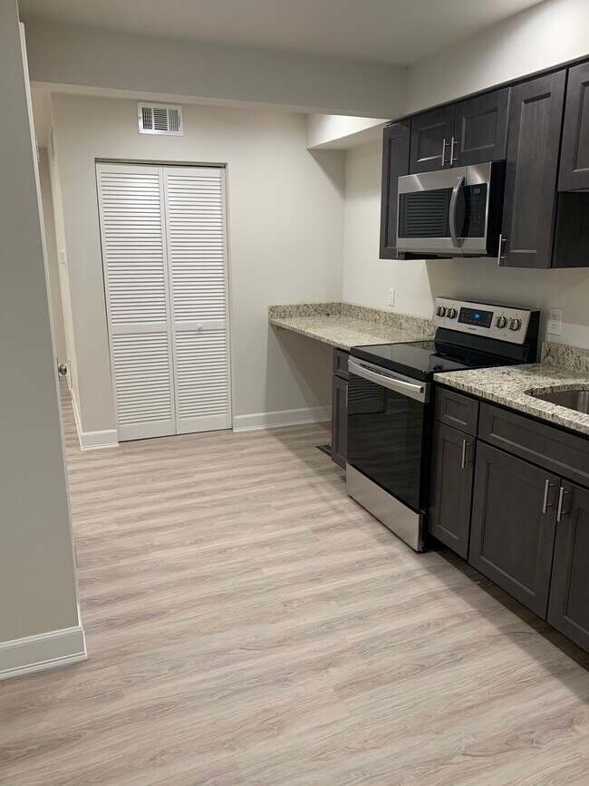 Building Photo - 281 Oak Dr