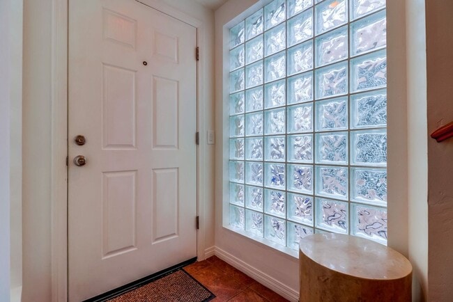 Building Photo - Private Rooftop Deck South Mission Beach