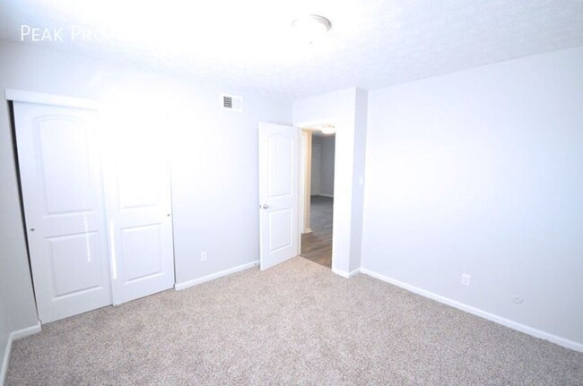 Building Photo - Available Fall 2025! 2 Bedroom apartment L...