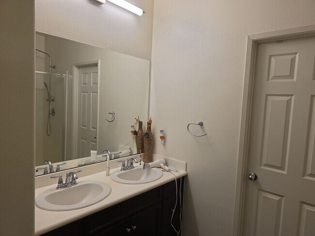 Building Photo - Beautiful Solar Home in Jurupa Valley Available Now!