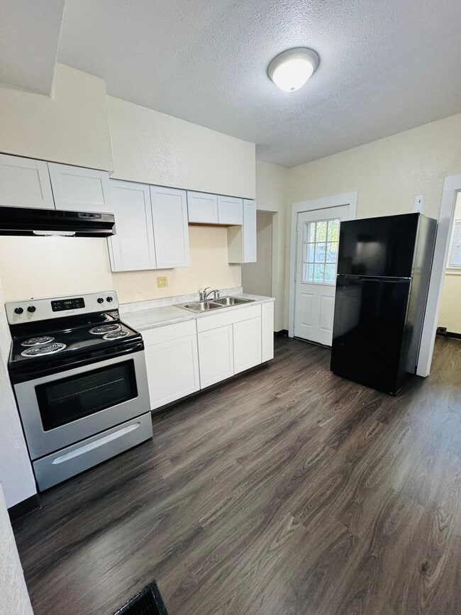 Building Photo - This home shines!