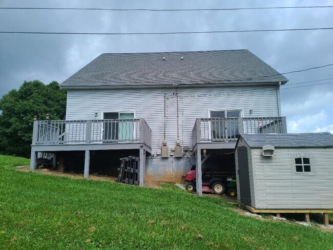 Rear decks - 1526 Old Oak Ln