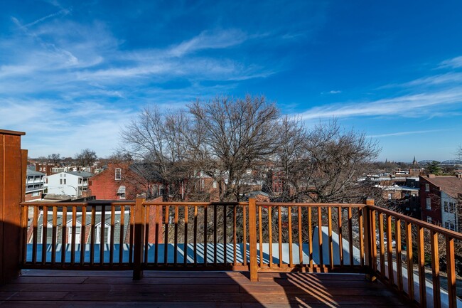 Building Photo - Fenced in backyard, in the heart of histor...