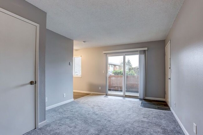 Building Photo - NOW RENTING! Lower 1-bedroom 1 bath! GET I...