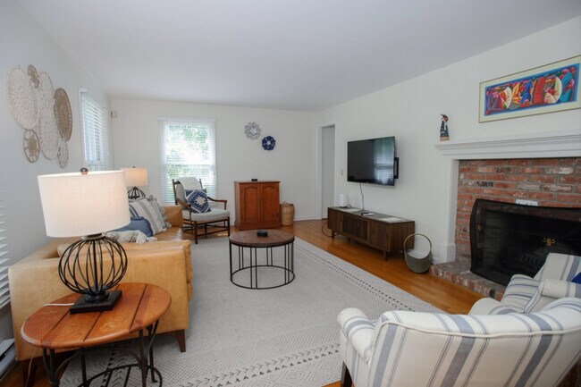 Building Photo - 13 N Meadow Ln