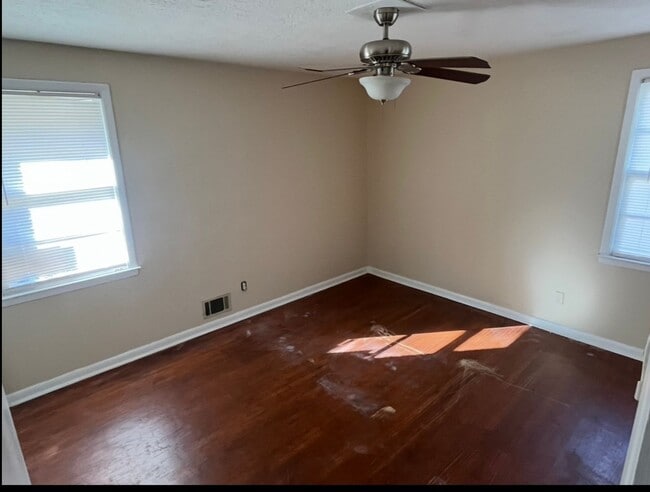 Building Photo - 3012 Pinewood Dr