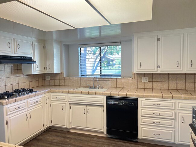 Building Photo - SOUTHWEST BAKERSFIELD MOVE-IN-SPECIAL 1/2 ...