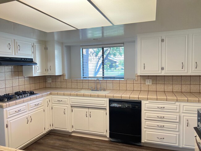 Building Photo - SOUTHWEST BAKERSFIELD  MOVE-IN-SPECIAL **FIRST MONTH'S RENT FREE!!**