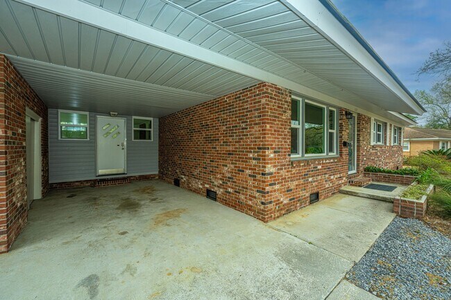 Building Photo - Charming Hanahan Ranch with Hardwood Floor...