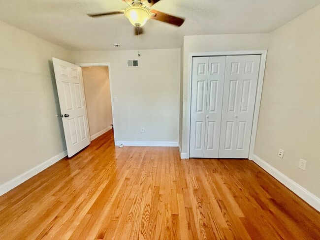 Building Photo - SPACIOUS 3BR/1BA HOUSE w/ Central AC-HARDW...