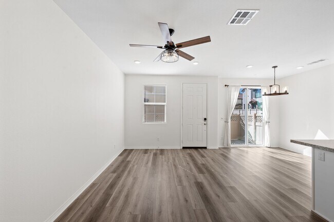 Building Photo - Beautiful 3 Bed / 2.5 Bath Condo with Open Floor Plan & Private Patio!