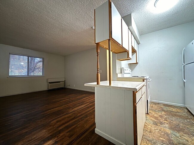 Building Photo - 1 Bedroom, 1 Bath Apartment at the Brooksi...