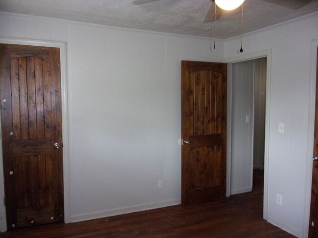 Building Photo - 2 Bedroom 1 Bath Townhome Minutes to Uptow...