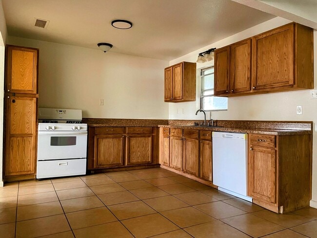 Building Photo - Comfortably Updated 4-Bedroom 2-Bathroom O...