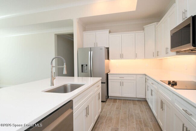 Building Photo - 657 Clearwater Ave