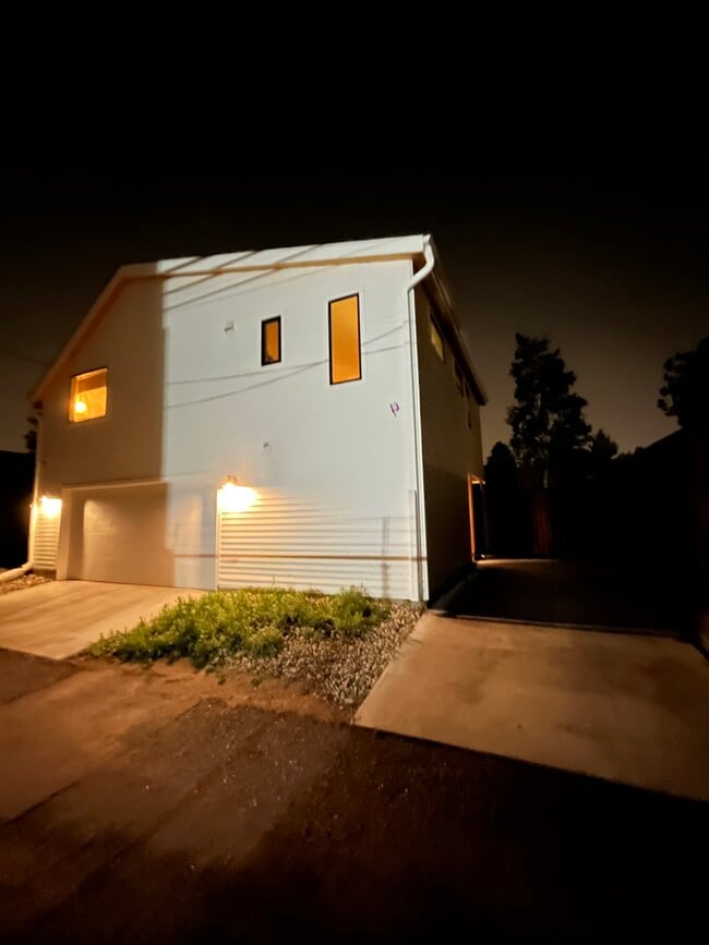 Building Photo - 2381 S Cherokee St